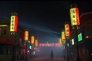 情感观察综艺《老友重启》场景，长桌两侧摆着两杯没喝完的热茶