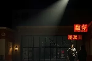情感短剧《借你三分钟》场景，街角计时亭里的沙漏与一把旧木椅
