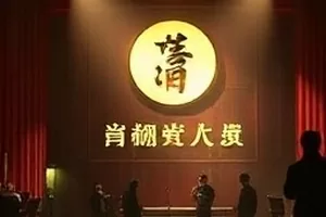 甜宠短剧《第七次相遇》海报，雨中并排撑开的两把透明伞