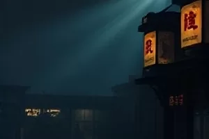 悬疑短剧《打烊之后》画面，卷帘门半落的店铺里只留一盏台灯