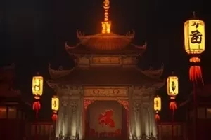 家庭短剧《半张车票》剧照，旧木桌上放着被撕成两半的硬纸车票