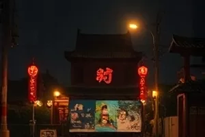 科幻剧《星辰回响》概念图，环形空间站悬在深蓝色星云之间