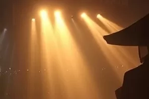 年代剧《铁轨尽头》场景，锈红铁轨旁停着一辆老式手推车